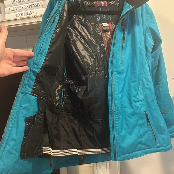 Obermeyer Ski/Snowboard Jacket with Detachable Hood - Picture 6 of 13